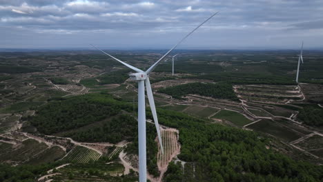 Drone-Aéreo-Orbitando-Alrededor-De-La-Turbina-Eólica-Y-El-Paisaje-Circundante,-Parque-Eólico-De-Coll-De-Moro,-Cataluña-En-España