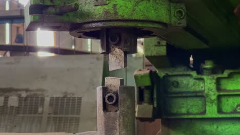 video disparo cuchillo de la máquina de tos de hierro
