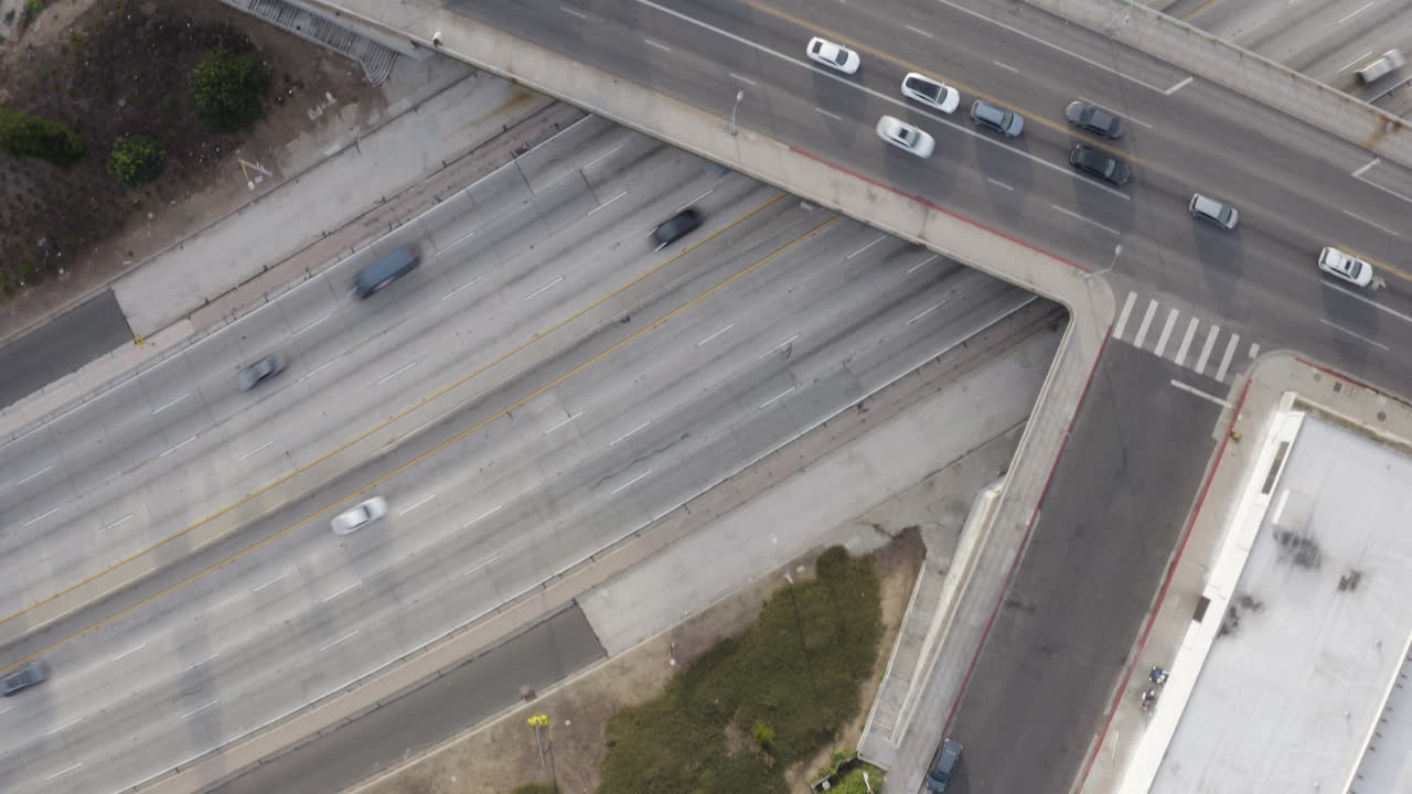 미국 캘리포니아 주 할리우드의 고속도로 101번가와 웨스턴 부레바드 (western boulevard) 의 교통 상황을 촬영한 영상입니다.