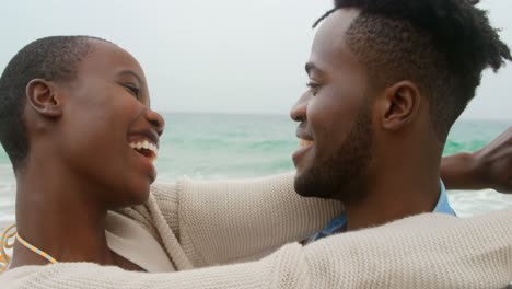 Vista-Lateral-De-Una-Pareja-Afroamericana-Bailando-Juntos-En-La-Playa-4k