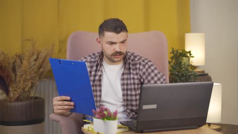 el hombre que se regocija en el buen papeleo de contenido.