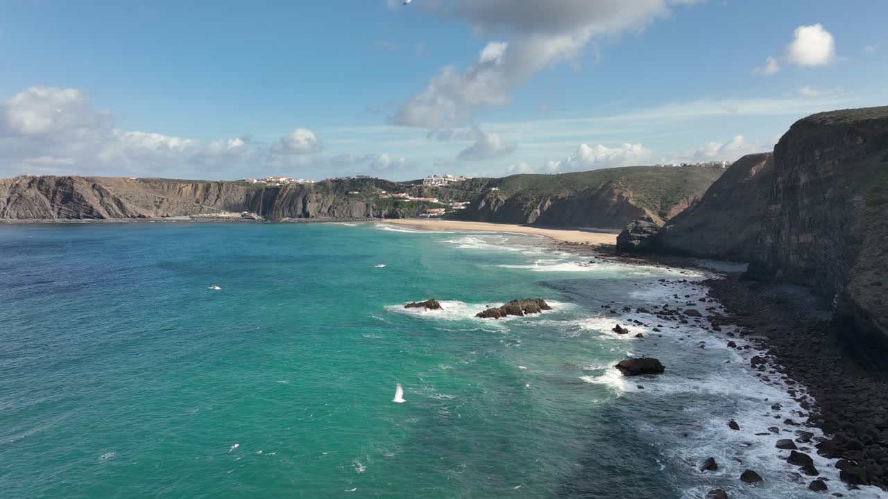 toma aérea de una hermosa bahía con agua turquesa, rodeada de acantilados y verdes colinas en un día soleado, concepto de paraíso y turismo