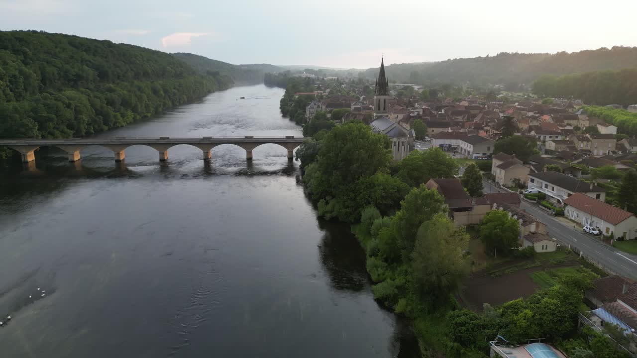 Città di Lalinde, Francia, drone, aereo, vista dal cielo, tramonto nebbioso