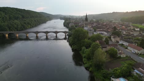 Stadt-Lalinde-Frankreich-Drohne,-Luftaufnahme,-Blick-Aus-Der-Luft-Nebliger-Sonnenuntergang