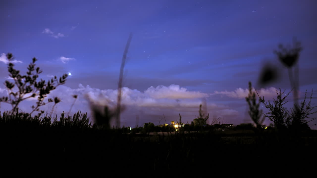 저녁부터 밤까지 시간 경과, 하늘에 별이 나타납니다.