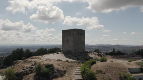 vista aérea en órbita castillo medieval de guarda, antigua torre de piedra en la cima de una colina, portugal