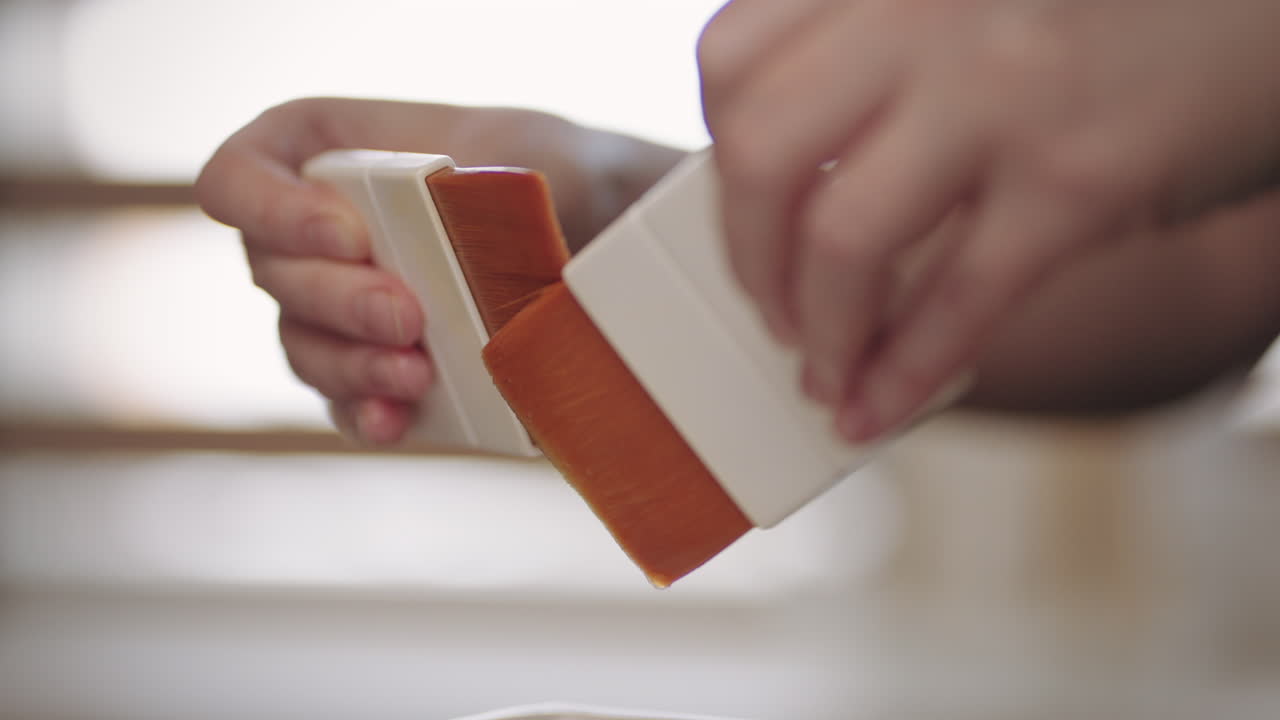 традиционный масляный массаж щетками вблизи рук массажистки в спа-салоне