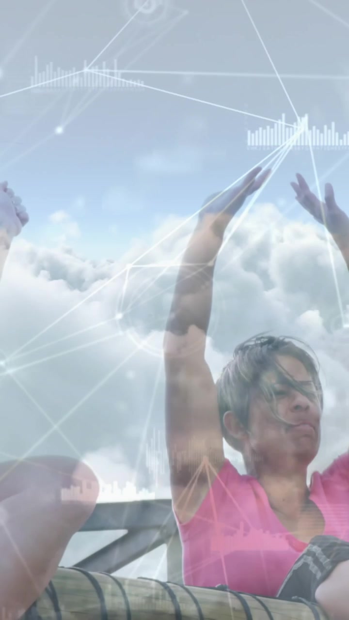 Animación de procesamiento de datos y nubes sobre mujeres diversas en una carrera de obstáculos levantando las manos