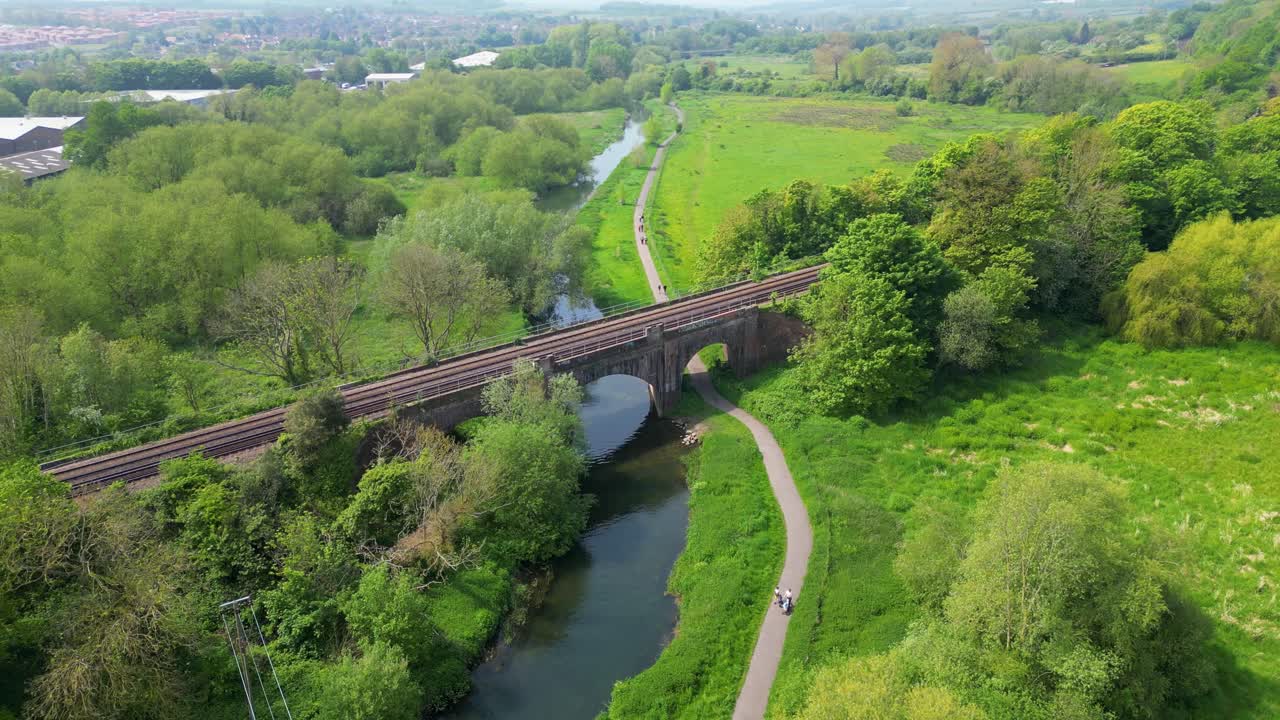 캔터베리 외의 강 스투어 (river stour) 를 가로지르는 다리 (viaduct) 를 보여주는 드론 촬영