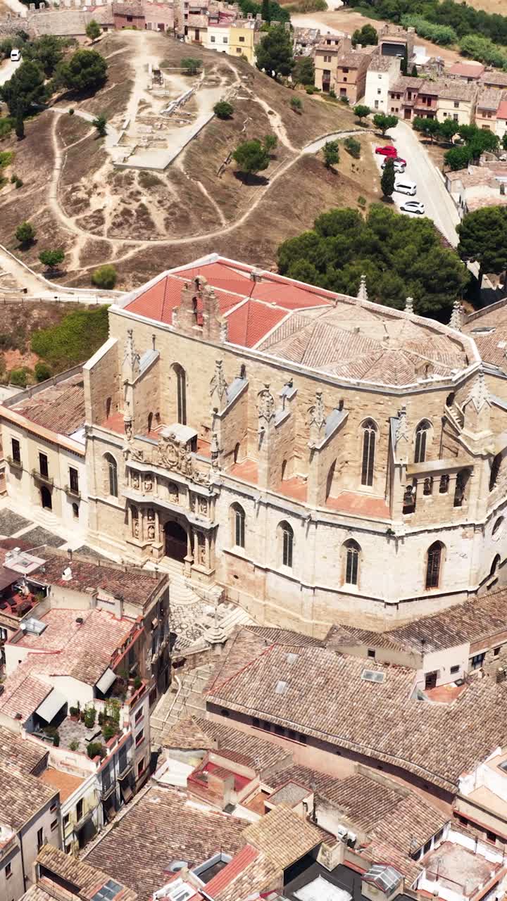 Vista aérea de una catedral y un paisaje urbano