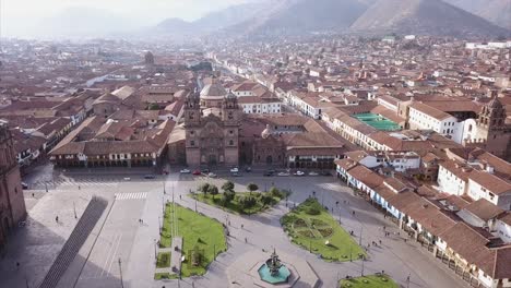 une vue aérienne de la place de cusco