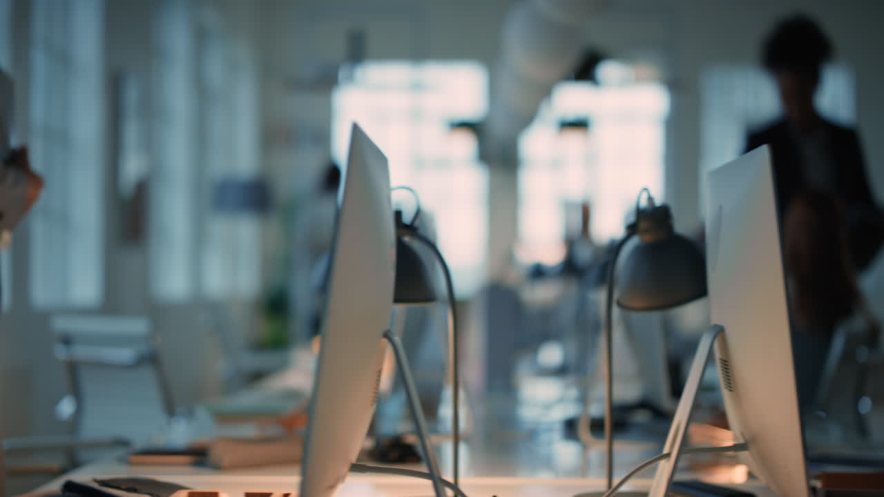 사무실에서 늦게 일하는 사업가들 컴퓨터를 사용하여 브레인스토밍 온라인 탐색 연구 계획 기업 프로젝트의 마감일