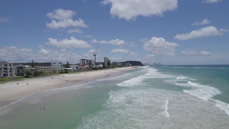 Nicht-überfüllter-Strand-Mit-Laufenden-Bauarbeiten-Und-Touristen,-Die-Den-Sommer-Genießen