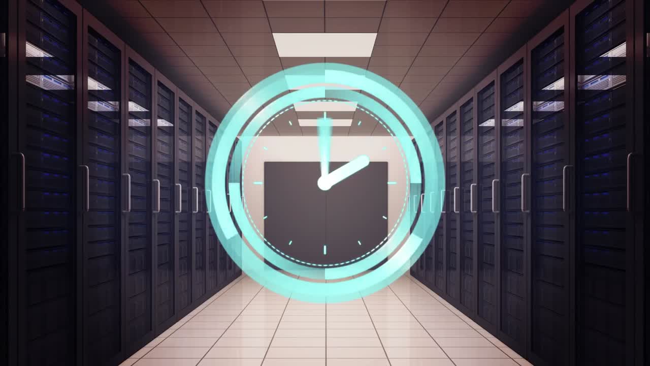 animación del reloj moviéndose rápidamente sobre los servidores de la computadora en la sala de tecnología