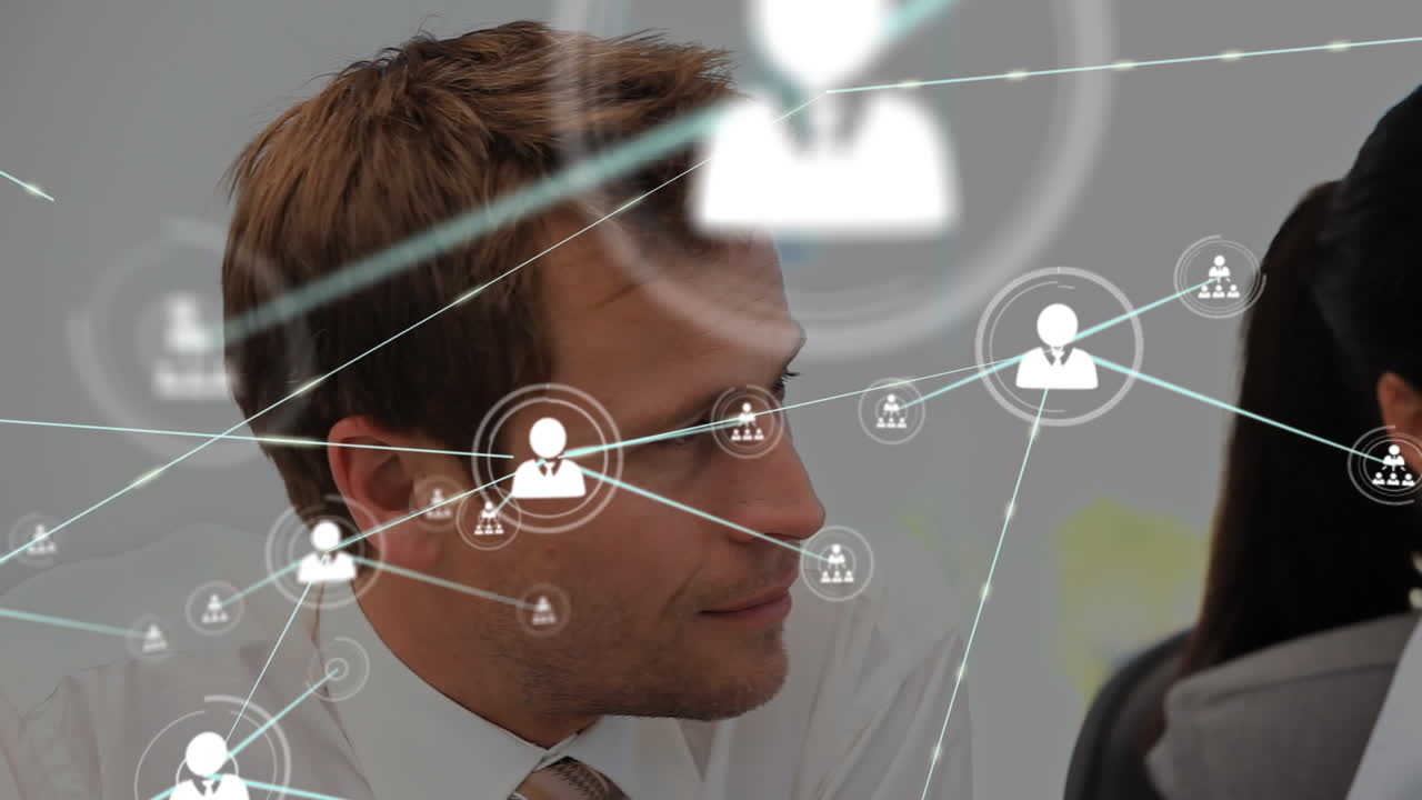 animación de una red de iconos de perfil sobre un primer plano de diversos empresarios discutiendo juntos