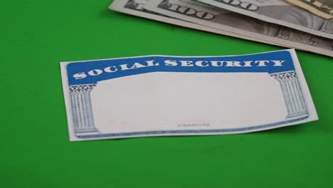 el dinero se coloca alrededor de una tarjeta de seguridad social para mostrar el dinero enviado para la jubilación