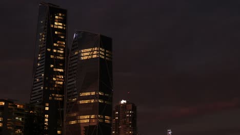 rascacielos al anochecer con colores cambiantes del cielo