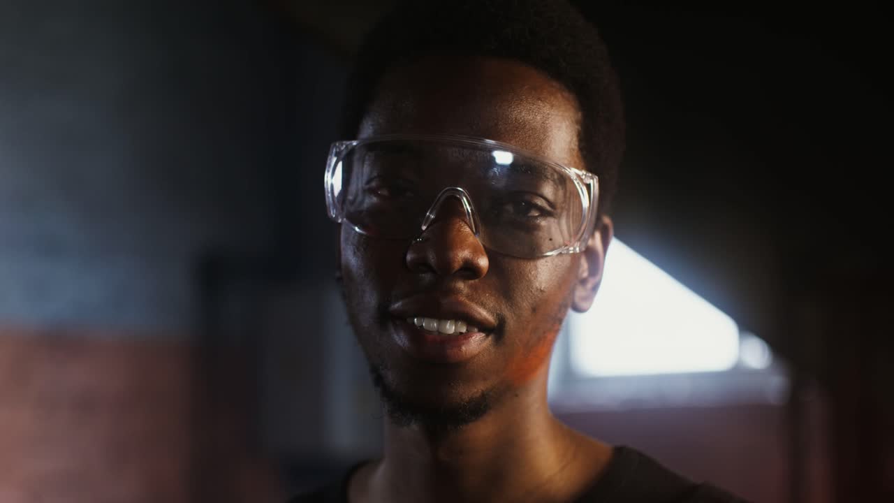 산업 환경에서 안전 안경을 입은 사람