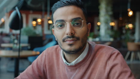 hombre sentado en un café