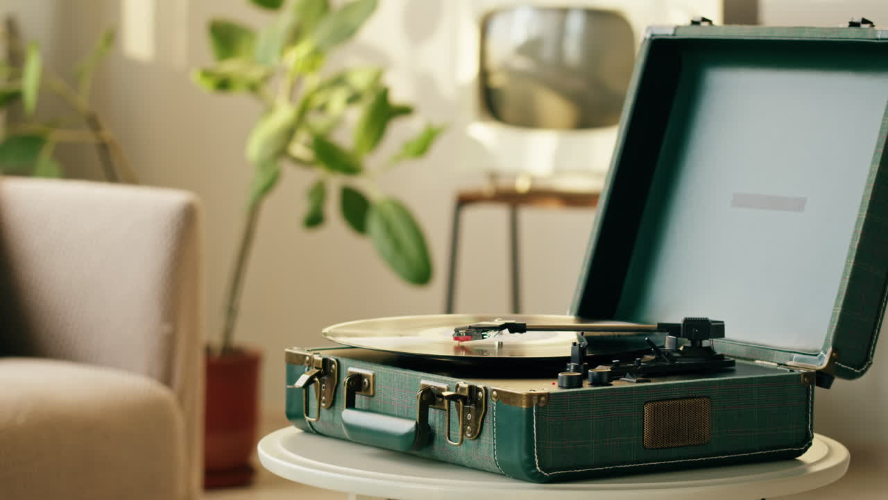 Vintage platenspeler die een vinylplaat afspeelt in de woonkamer
