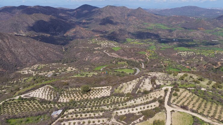 Vista aerea con drone di colline rurali con strade e vegetazione a Cipro. Lefkara, Cipro