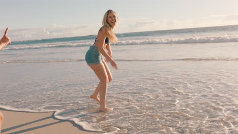 Teenager-Mädchen-Am-Strand-Planschen-Im-Meerwasser-Und-Haben-Spaß.-Beste-Freunde-Genießen-Einen-Warmen-Sommertag-Im-Urlaub