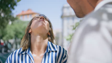 hombre alimentando a la mujer con la mano cita romántica naturaleza primer plano. marido tocando el cabello de la esposa