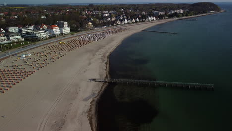 vuelo hacia un puente en la playa
