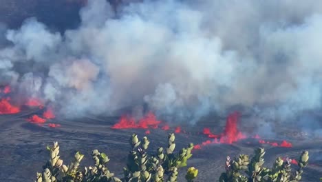 Toma-Panorámica-Cinematográfica-Con-Lente-Larga-De-Fuentes-De-Lava-Que-Brotan-Del-Kilauea-En-La-Tarde-Del-Primer-Día-De-Erupción-En-Septiembre-De-2023-En-El-Parque-Nacional-De-Los-Volcanes-De-Hawaii