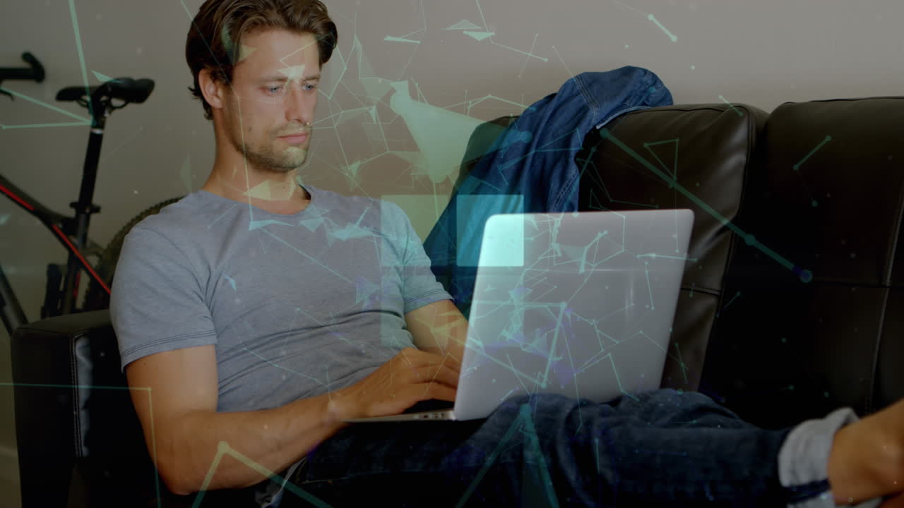 animación de cuadrados y puntos conectados que forman formas geométricas, hombre caucásico usando una computadora portátil