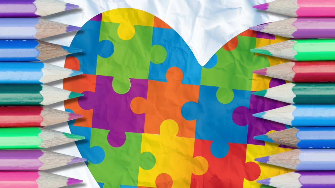 animación de lápices de color sobre un corazón formado con rompecabezas