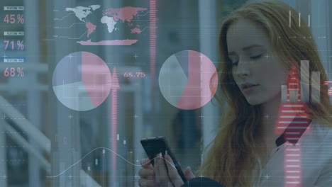 animación de la interfaz infográfica y la flecha sobre la mujer caucásica usando un teléfono inteligente