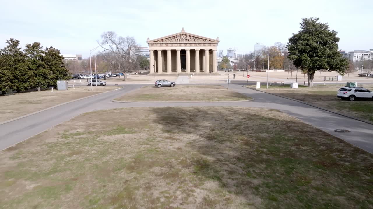 edificio parthenon en nashville, tennessee con video de avión no tripulado moviéndose en bajo