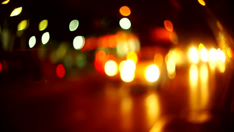 imagen de fondo desfocalizando el coche de luz por la noche. 4k