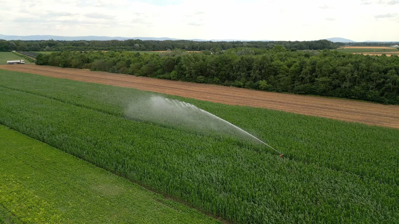 sistema de riego de cultivos en los campos de marchfeld en austria - toma de avión no tripulado