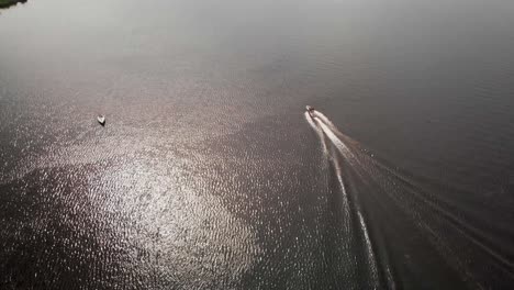 Lancha-Navegando-En-Las-Resplandecientes-Aguas-Del-Lago-En-Szczecin,-Polonia