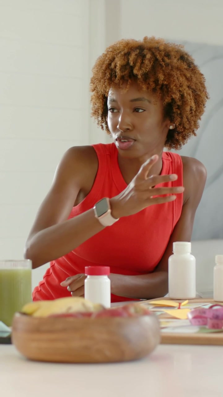 Avatar di donna stilizzato che individua bottiglie, si allunga, posiziona post-it e sistema oggetti per una dimostrazione