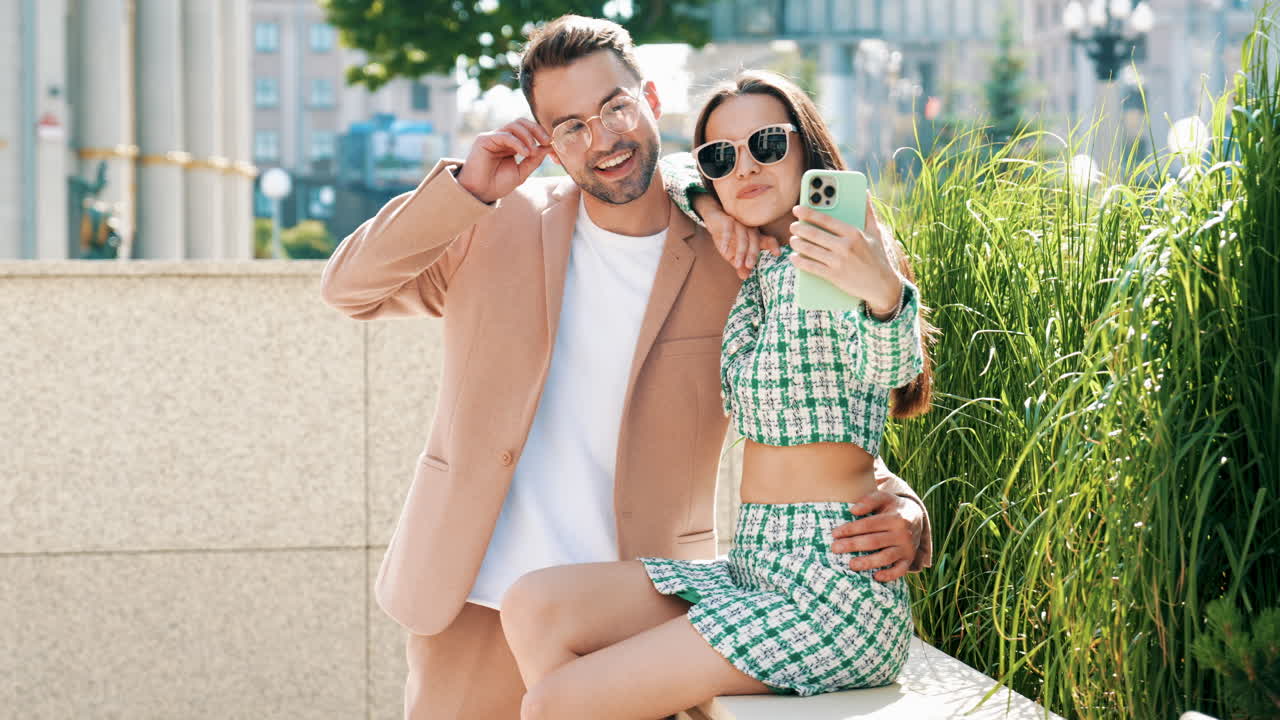 야외에서 셀피를 찍는 커플