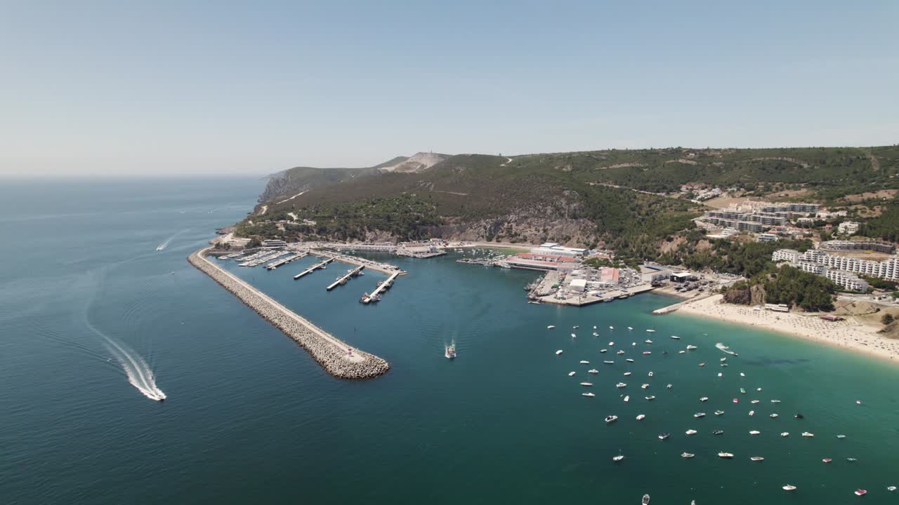 공중 풀백은 자연 경관, 정박지가 있는 세심브라 해안선 및 아름다운 해변 해안을 드러냅니다.