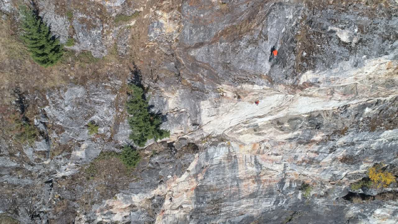 escalador escalando la montaña rocosa 4k