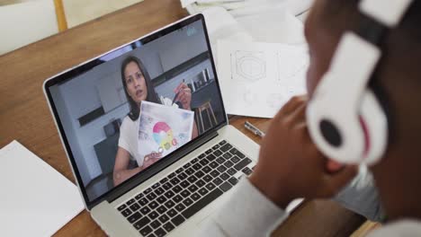 Estudiante-Universitario-Afroamericano-Con-Auriculares-Y-Una-Videollamada-En-Una-Computadora-Portátil-En-Casa