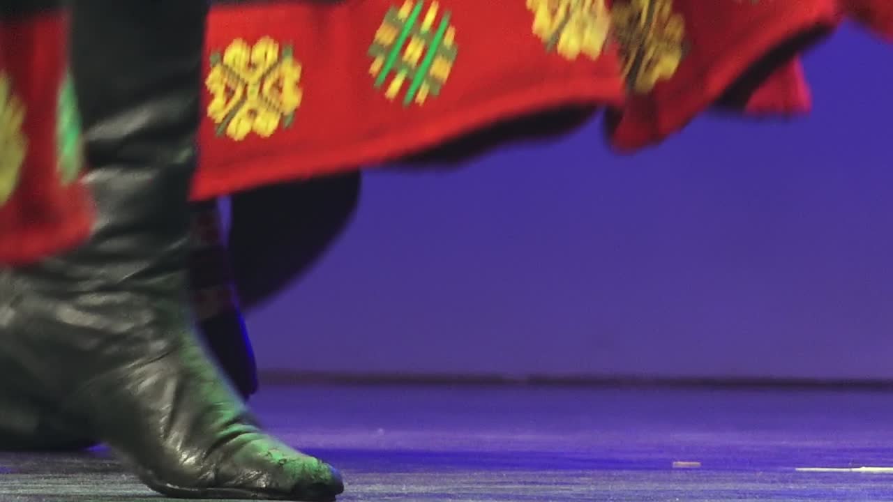 danzas folclóricas letonas en el escenario