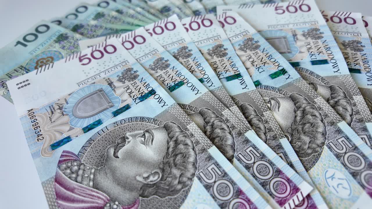 Una gran cantidad de dinero en billetes de papel.