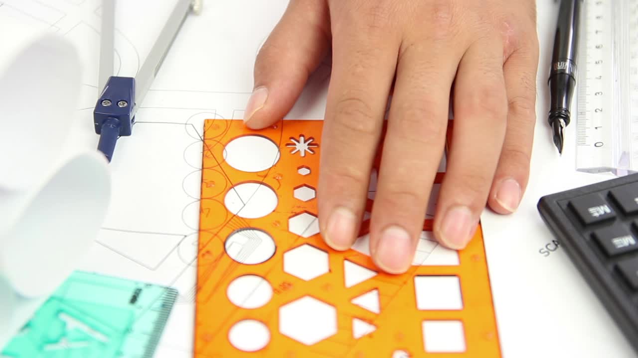 건축가 가 리너 를 사용 하여 프로젝트 에 대한 스케치 를 그리고 있다