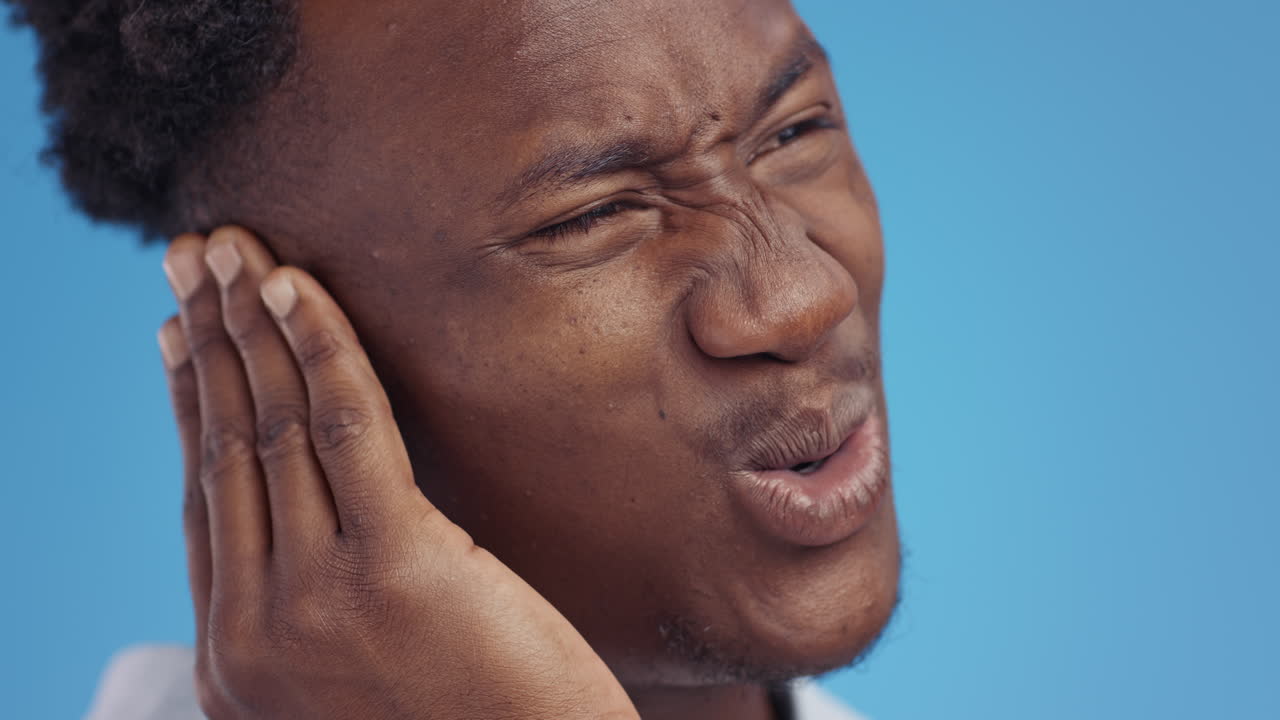 hombre con dolor de oído