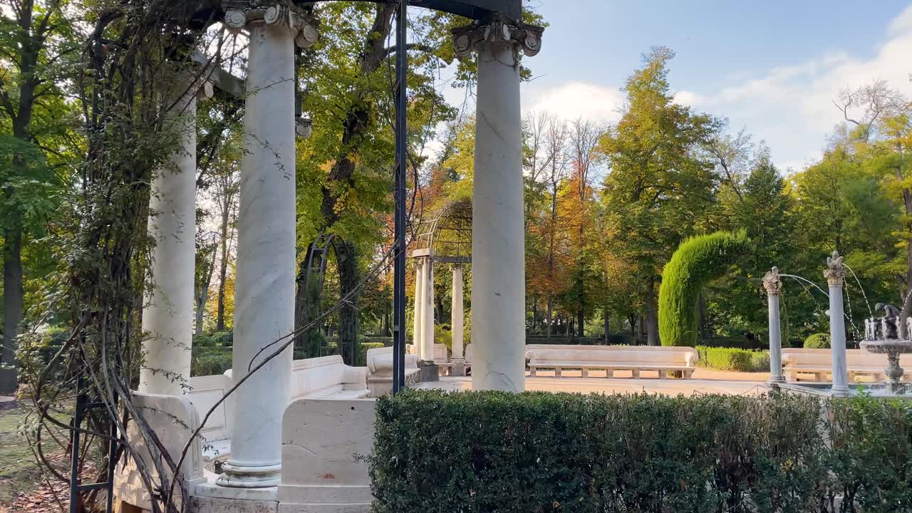 Beautiful location of the Niño de la Espina fountain in the royal palace, all surrounded by marble columns, creating gazebos in the corners and with white stone perimeter benches in a classic style.
