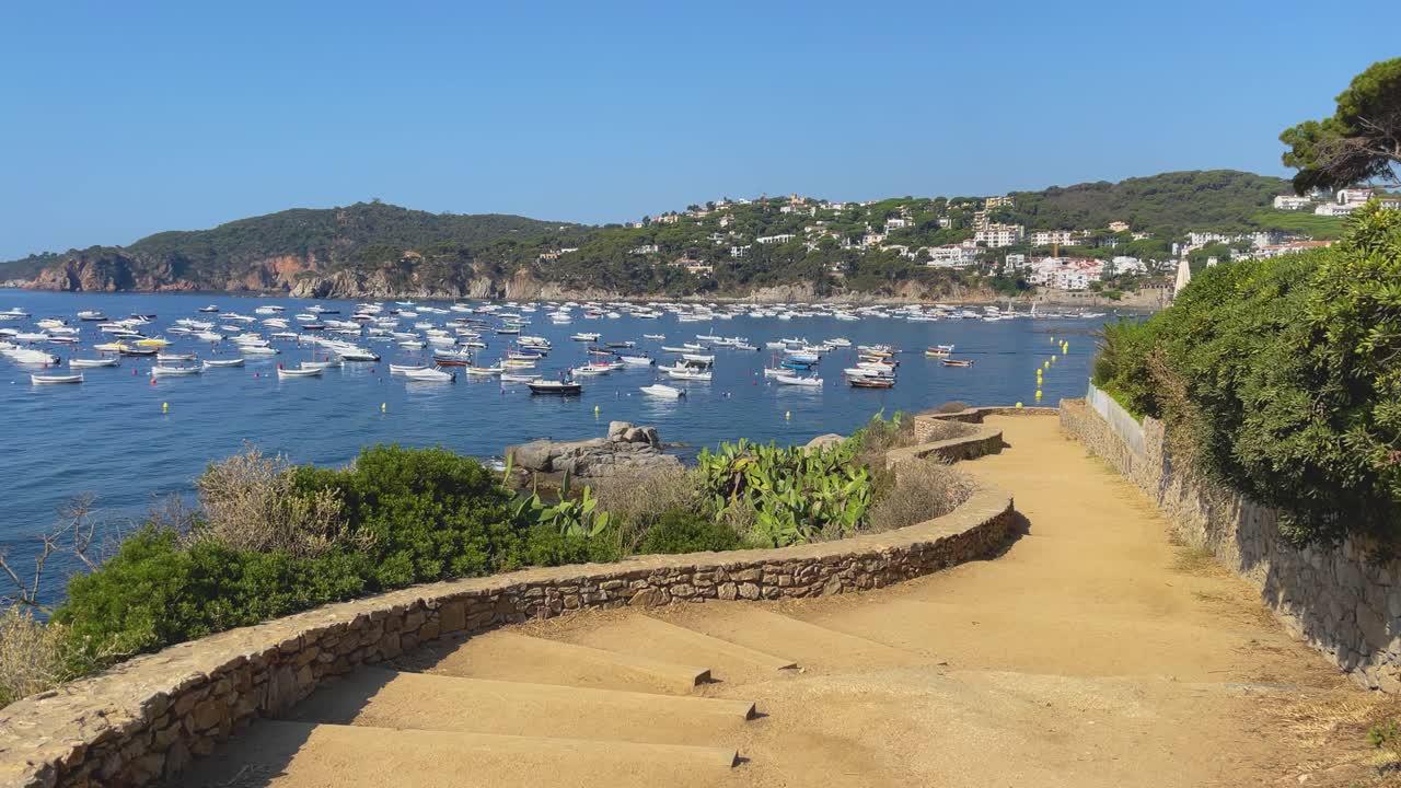 playa en costa brava calella de palafrugell tamariu catalunya españa pueblo pesquero mar mediterraneo aguas transparentes azul turquesa paseo de ronda