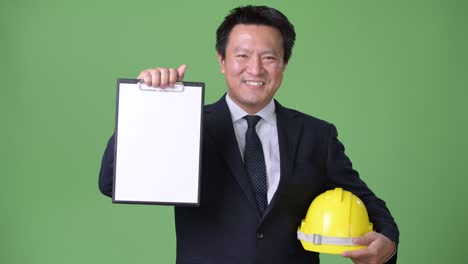 녹색 배경에 성숙한 일본 사업가