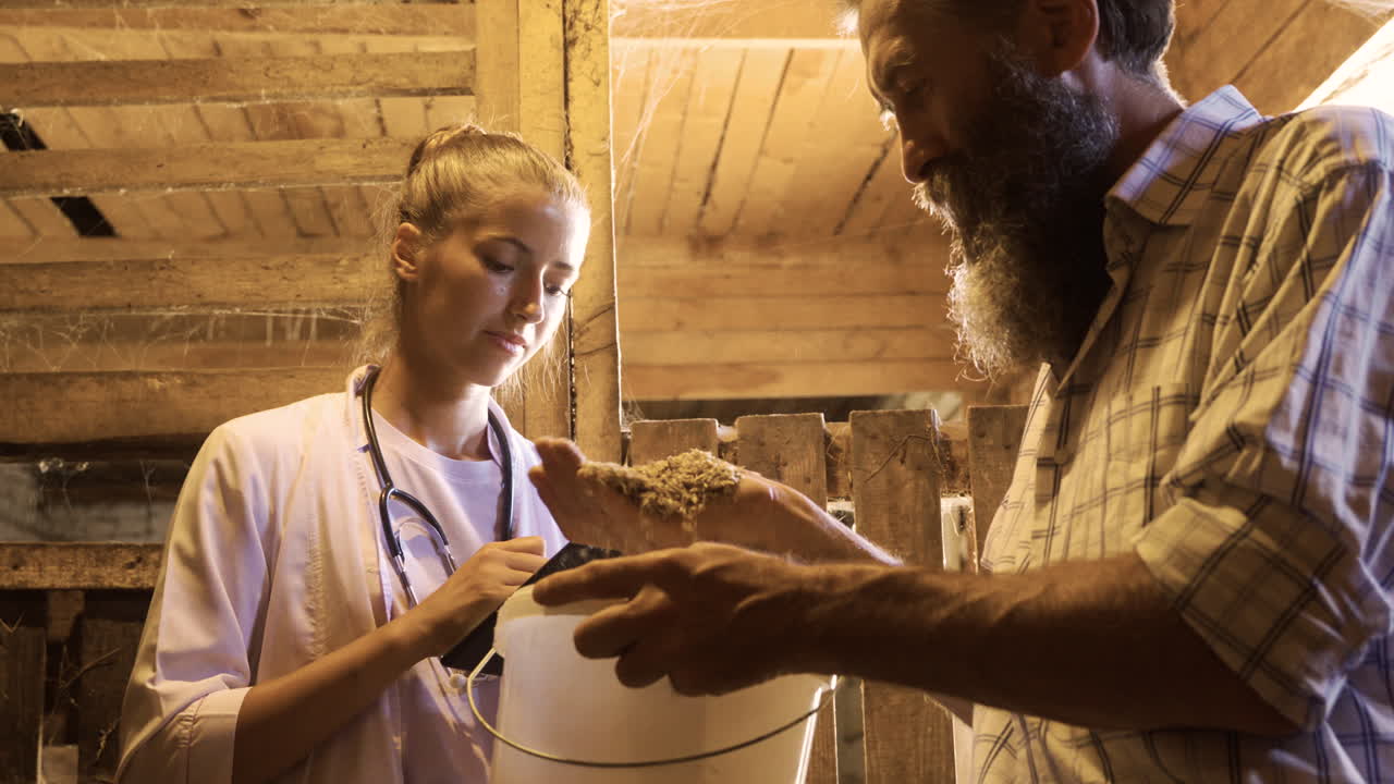 hombre y mujer en los establos