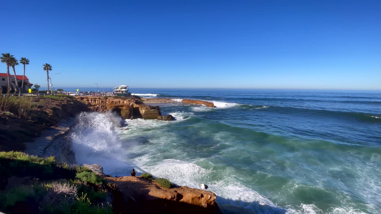 Grandes olas rompiendo en la Piscina de los Niños en La Jolla, California